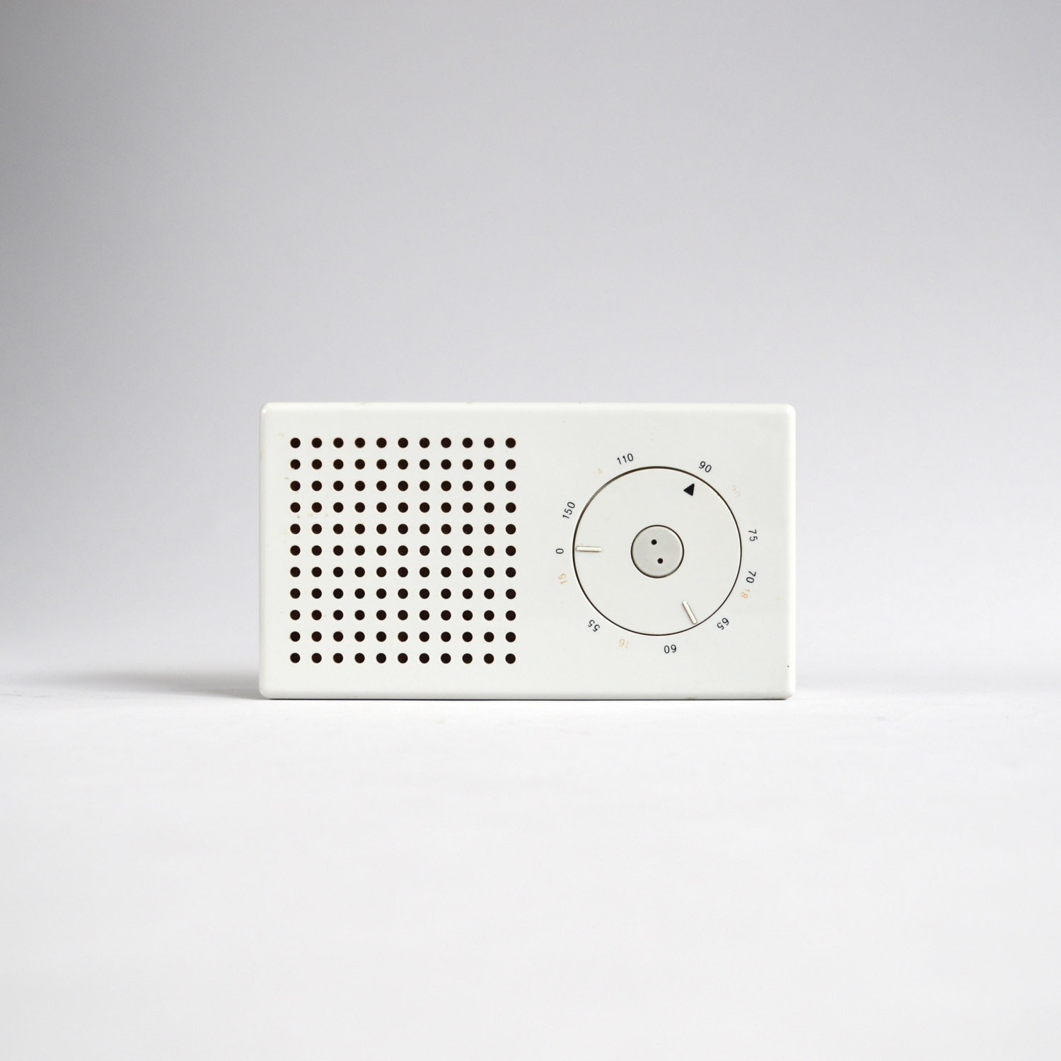 Braun T3 Taschenradio von Dieter Rams, 1958 — weißes Gehäuse mit Lautsprecher-Rastergitter und rundem Stellrad
