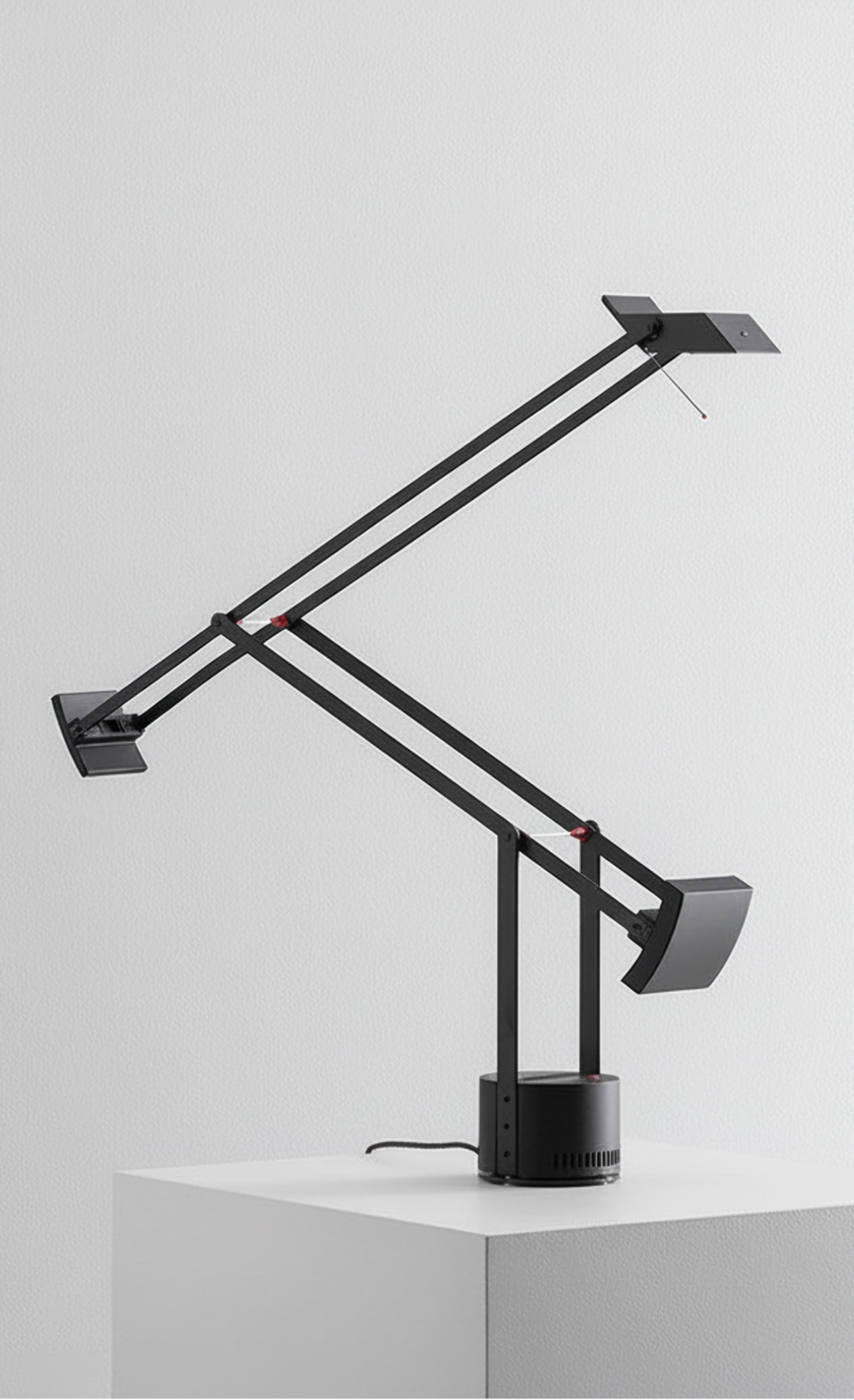 Tizio Tischleuchte von Richard Sapper für Artemide, 1972 — schwarze auskragende Arbeitsleuchte mit sichtbaren Gegengewichten