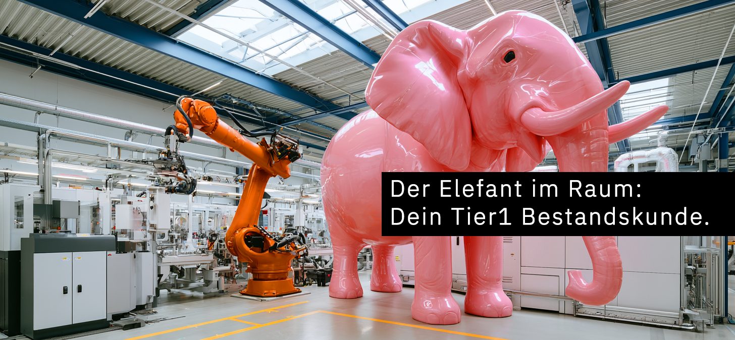 Rosa Elefant in einer Produktionshalle neben einem Industrieroboter, mit dem Bildtitel „Der Elefant im Raum: Dein Tier1 Bestandskunde“.