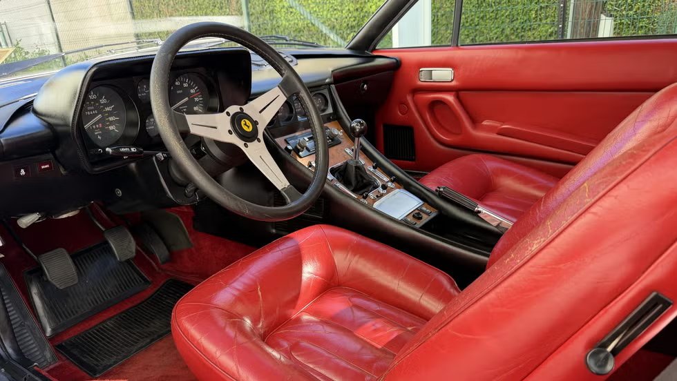 Innenraum des Ferrari 400i mit Leder, Holz und klarer Instrumentierung