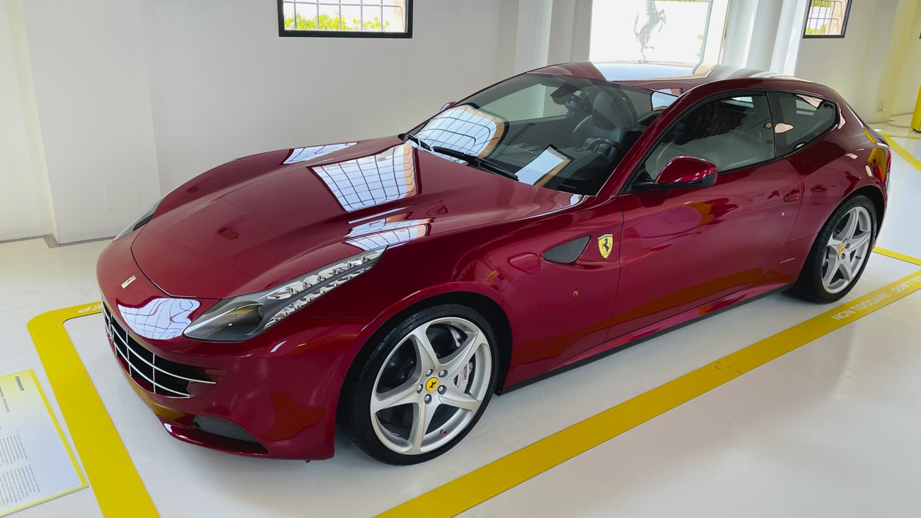 Roter Ferrari FF Shooting Brake im Ausstellungsraum — seltener viertüriger Ferrari mit Platzangebot