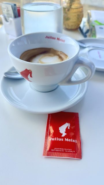 Cappuccino in einer Julius-Meinl-Tasse in einem Café in Florenz