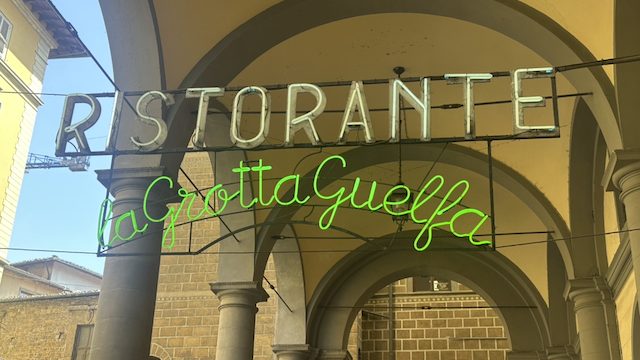 Neon-Schriftzug Ristorante la Grotta Guelfa in Florenz