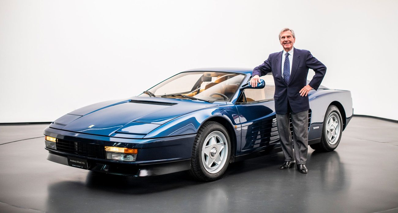 Leonardo Fioravanti im Alter neben einem dunkelblauen Ferrari Testarossa