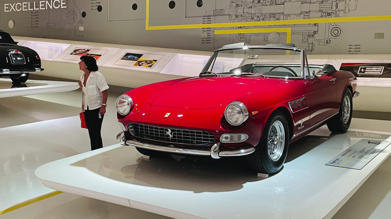 Roter Ferrari 275 GTS im Ausstellungssaal Excellence des Museo Enzo Ferrari, Modena
