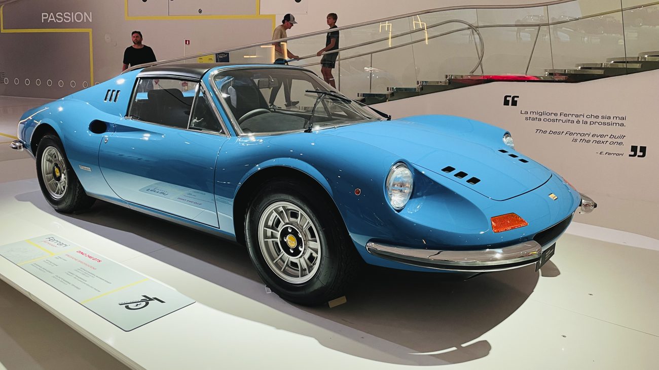 Blauer Ferrari Dino 246 GTS im Ausstellungssaal Passion des Museo Enzo Ferrari mit Enzo-Ferrari-Zitat