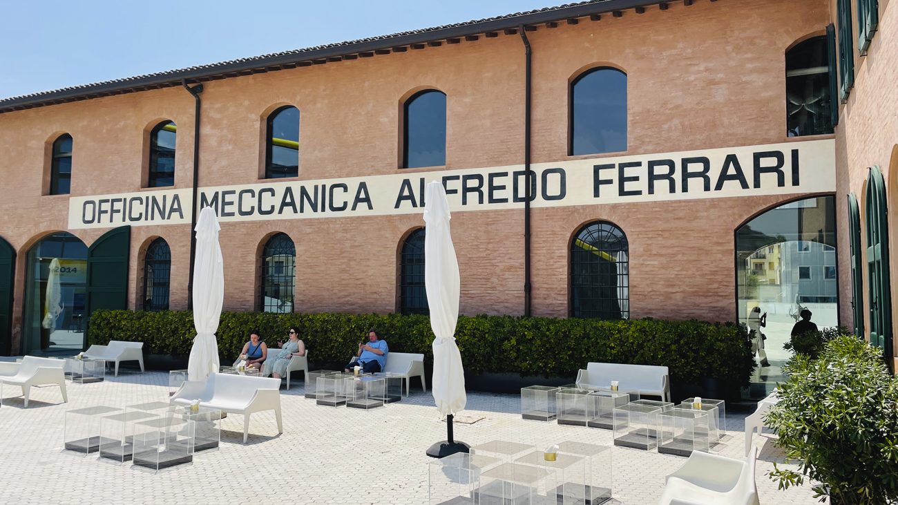 Museo Enzo Ferrari Modena, Gebäude der Officina Meccanica Alfredo Ferrari, Backsteinfassade