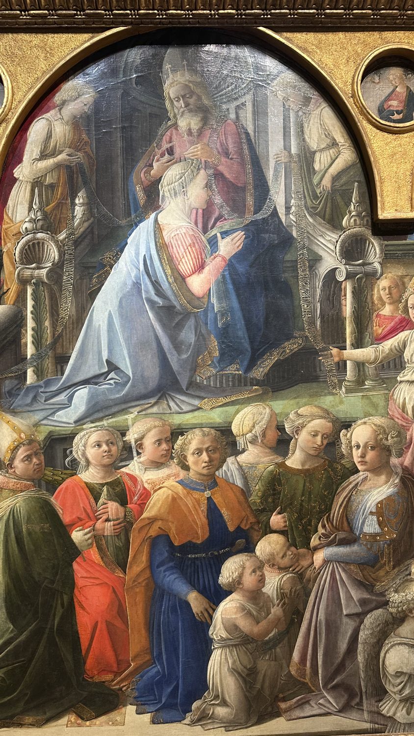 Detail der Krönung Mariens: Gottvater krönt die kniende Maria, umgeben von Engeln; darunter die vordere Figurenreihe