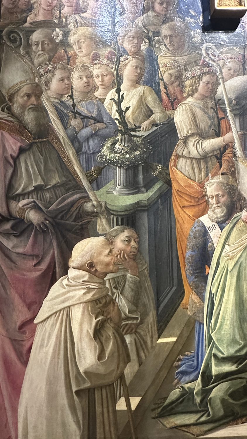 Detail der Krönung Mariens: der weißgekleidete Karmelit mit aufgestütztem Kinn am linken Bildrand, vermutete Selbstdarstellung Fra Filippo Lippis